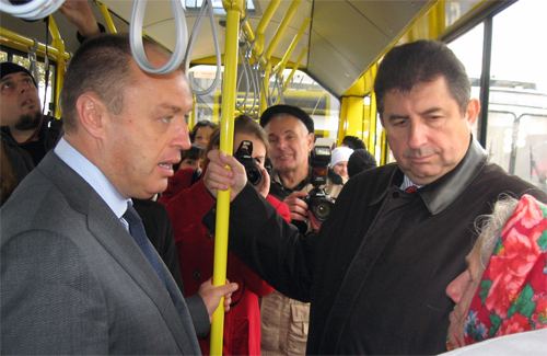 Олександр Мамай та Олександр Удовіченко в новому тролейбусі