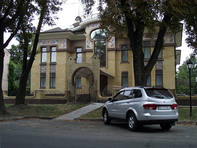 Дом возле областного Краеведческого музея