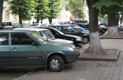 В октябре городская власть стала взимать плату за парковку автомобиля на центральных участках улиц