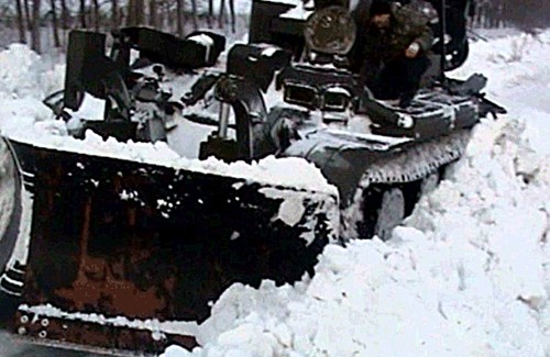 Спеціальна військова техніка розчищає дороги Полтавщини від снігу