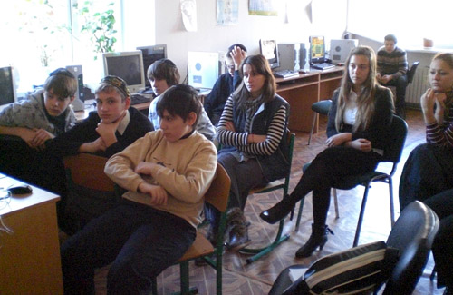 Учні полтавської єврейської школи «Ор-Авнер» під час спілкування про геноцид