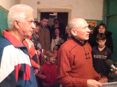 Мешканці гуртожитку на Маршала Бірюзова, 66