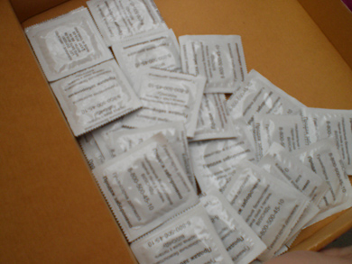 роздавали буклети і презервативи до Дня порозуміння з ВІЛ-позитивними людьми