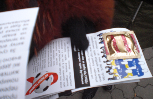 Волонтери полтавських соціальних організацій безкоштовно роздавали буклети і презервативи