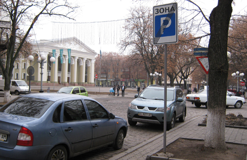 Парковка на улице Октябрьской