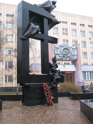 Полтавські чорнобильці вшанували загиблих товаришів та обурювалися владою