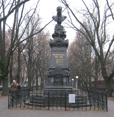 У Полтаві пам’ятник Івану Котляревському захистили охоронною табличкою