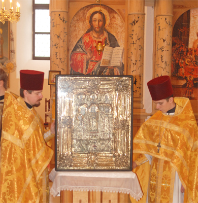 Родина Кукоби подарувала старовинні ікони Свято-Успенському кафедральному собору