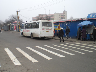 У районі Сади-2, з Центру на Огнівку, громадський транспорт зупиняється прямо біля ринку