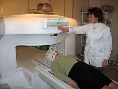 Пациентка проходит диагностику на МР-томографе Signa Profile