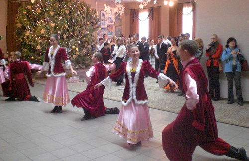 Сьогодні у Полтаві школярі танцювали та декламували уривки з творів класиків на справжньому балу