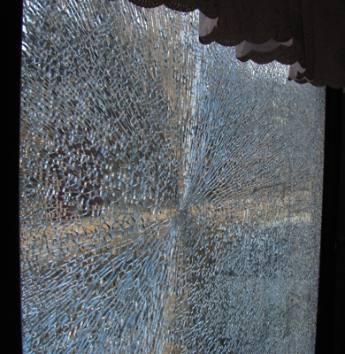 Пошкоджене вікно «Богдана»