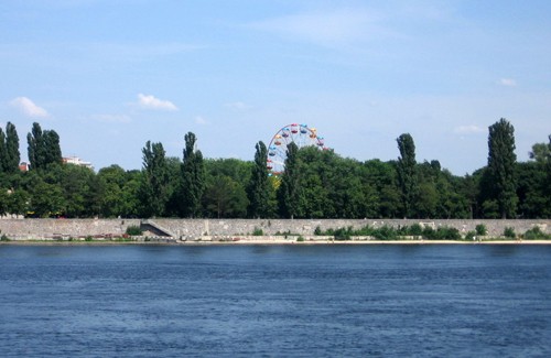 Дніпровська дамба у Кременчуці
