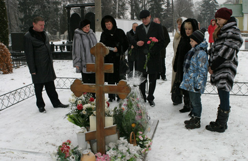 Багато полтавців без запрошення поклали квіти на могилу першого мера Полтави