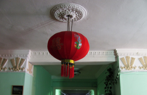 Лампа з Китаю, подарована вахтерам кілька років тому