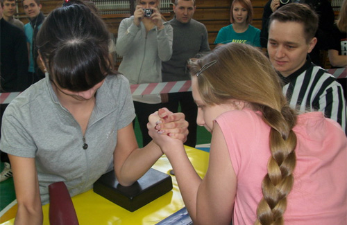 Полтавські дівчата взяли участь у змаганнях з армспорту