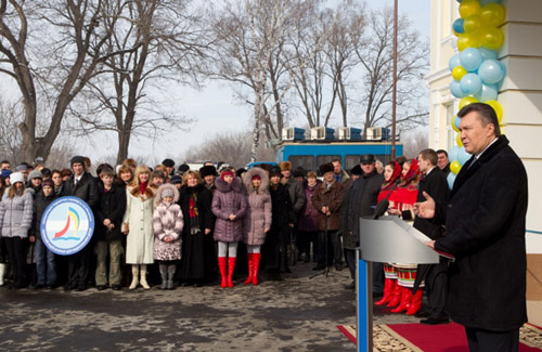 Президент подарував полтавським дітям мультимедійне навчальне обладнання