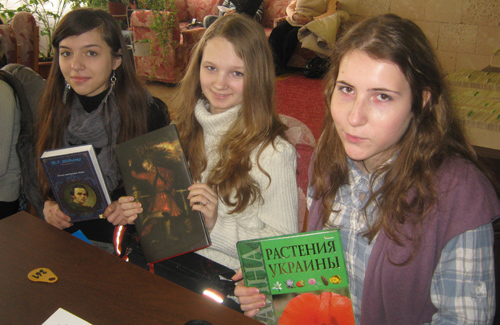 Знавця мовно-літературного конкурсу привітали книгою «Растения Украины»