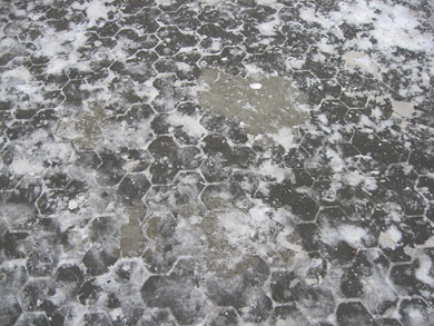 Полтавські двірники зчищають лід разом з плиткою