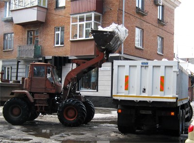 На цю годину відбувається вивезення снігу з вулиці Котляревського