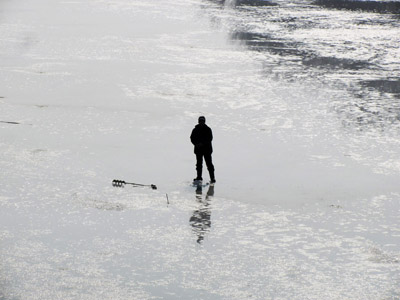 Полтавские рыбаки настолько суровы, что выходят на лед при +11