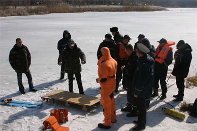 Пока спасатели предупреждают об опасности, полтавчане гуляют по льду