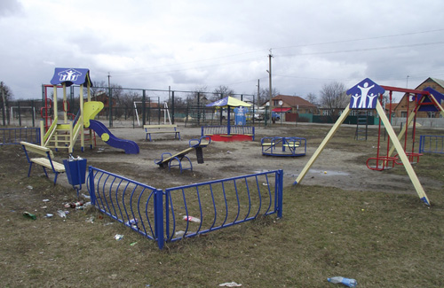 На полтавских детских площадках царят трэш, угар и унылость