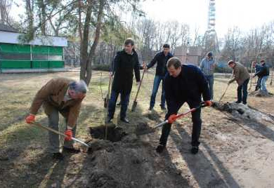 Мер Кременчука посадив дерево в горобиновій алеї