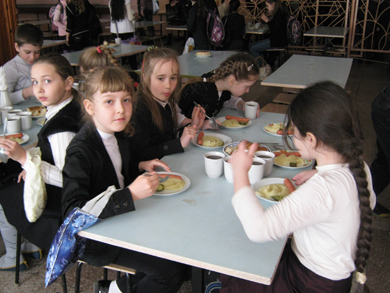 Учні Полтавської гімназії № 17 снідають соком, тістечками та фруктами