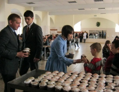 Мер Кременчуга нагодував пасками 510 дітей