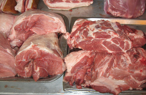 Свинячі лопатка (зліва) та ошийок (справа) — найкраще м’ясо для шашлику