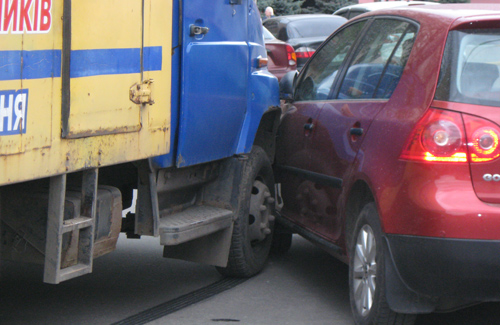 ДТП в Полтаве: аварийка не разминулась с Volkswagen Golf V