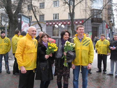 Поруч із ЦУМом у центрі Полтави представники «Фронту змін» дарують перехожим жінкам тюльпани та гвоздики