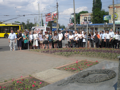 Полтавці поклали квіти до пам’ятника Олексію Зигіну
