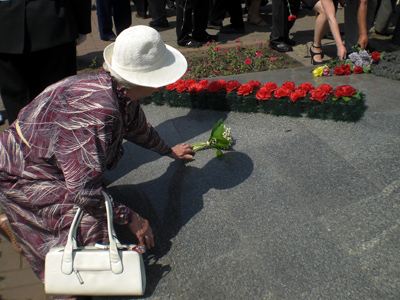 Полтавці поклали квіти до пам’ятника Олексію Зигіну