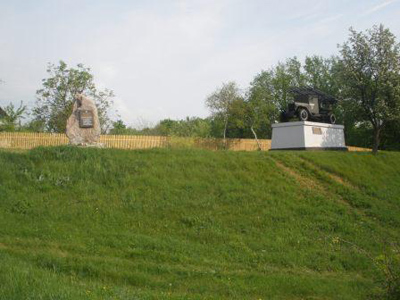 Пам’ятник «Катюші». Поруч – меморіальна дошка із назвами частин, які звільняли Диканьку