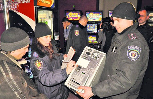 У Миргороді та Комсомольську «потрясли» віртуальних одноруких бандитів
