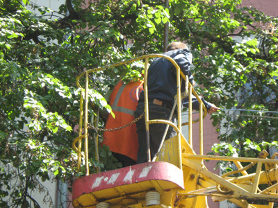 У Полтаві «Міськсвітло» ремонтує опори ліхтарів