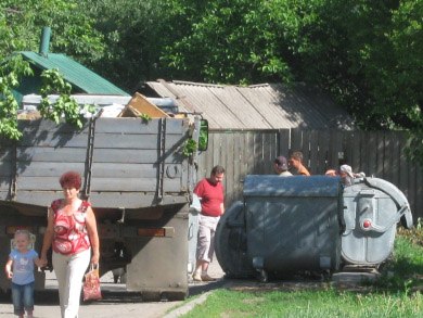 В Полтаве хулиганы перекрыли улицу мусорными контейнерами
