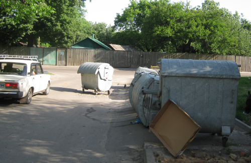 В Полтаве хулиганы перекрыли улицу мусорными контейнерами