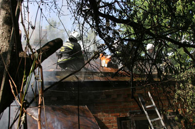 Полтавські рятувальники загасили пожежу в будинку, який до стелі був захаращений сміттям