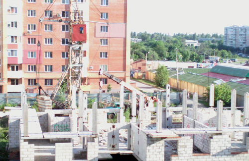 У Полтаві на Боровиковського, 11 демонтують баштовий кран
