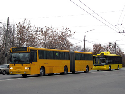 На «кольце» полно больших автобусов и новых троллейбусов. Все они — низкопольные