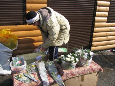 Жінка продавала букетики рідкісних квітів по 1-2 гривні