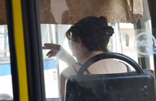 Кондуктори автобусів продовжують безкарно курити у громадському транспорті