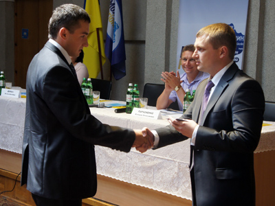 Членські квитки новим молодим регіоналам вручає обласний лідер-Олексій Чепурко(справа)