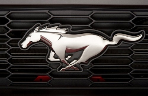 Логотип автомобиля «Мустанг»