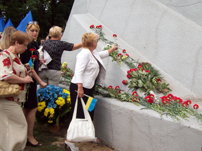 покладання квітів до пам’ятника Т. Шевченку