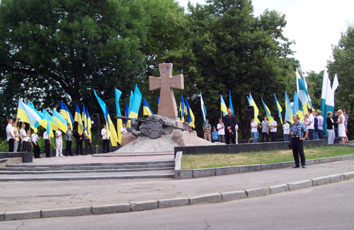 Покладання квітів до пам’ятника  загиблим українським козакам