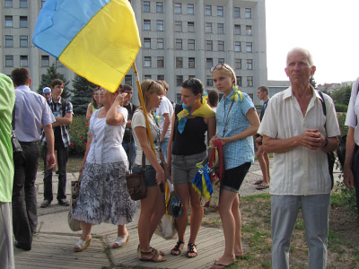 На акції захисту української мови торгували державною символікою